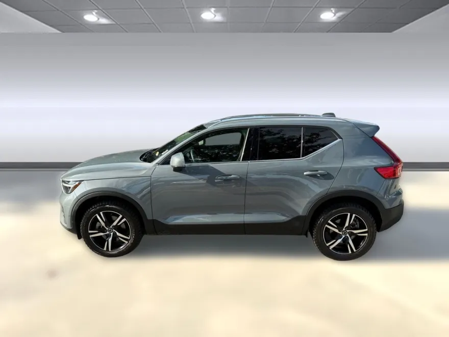 2023 Volvo XC40 Plus photo 1