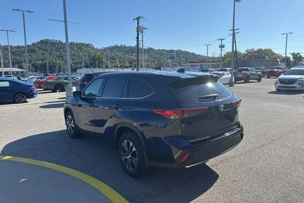 2022 Toyota Highlander XLE photo 1