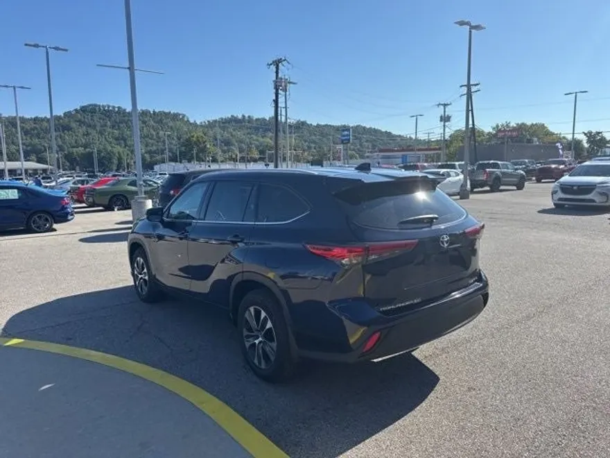 2022 Toyota Highlander XLE photo 1