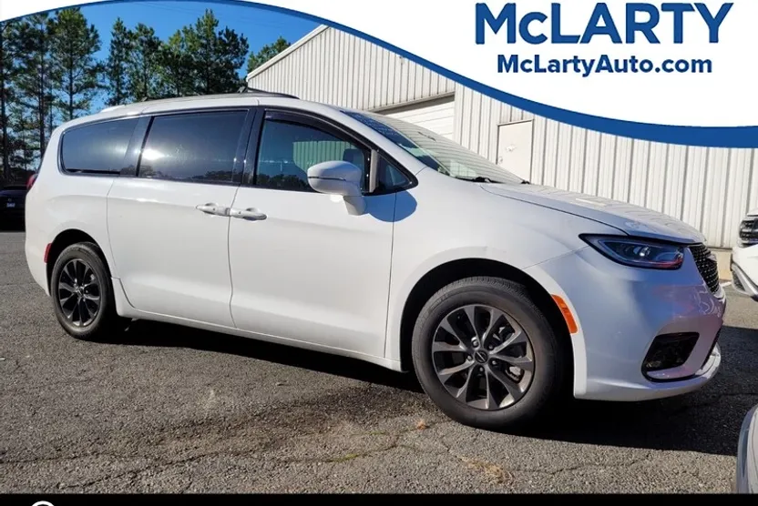 2022 Chrysler Pacifica Touring L photo 1