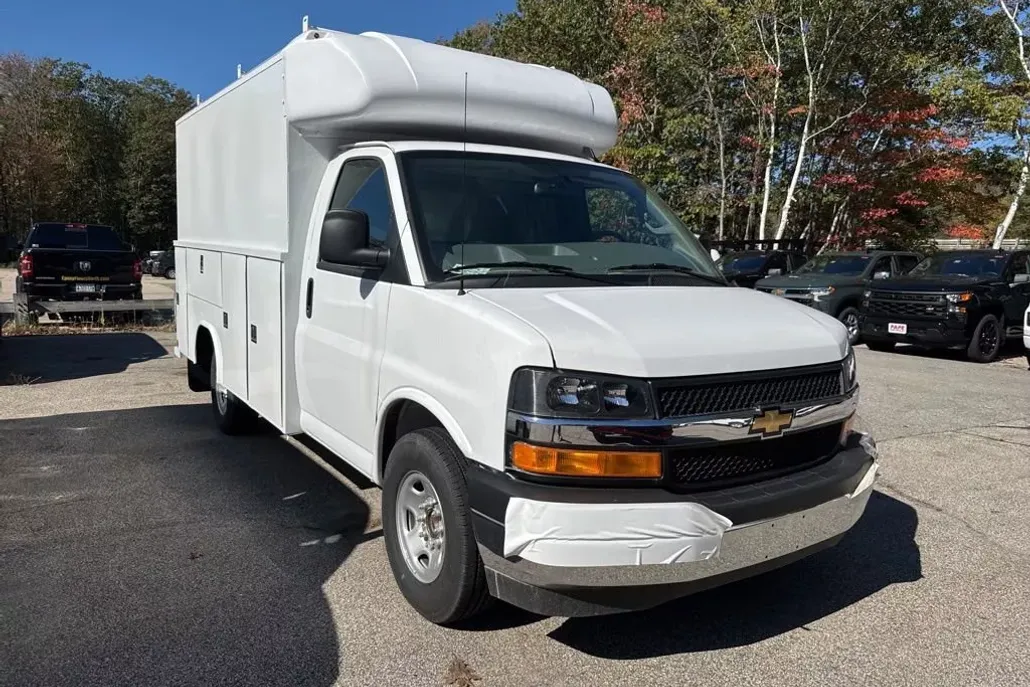 2025 Chevrolet Express Cutaway 3500 photo 1