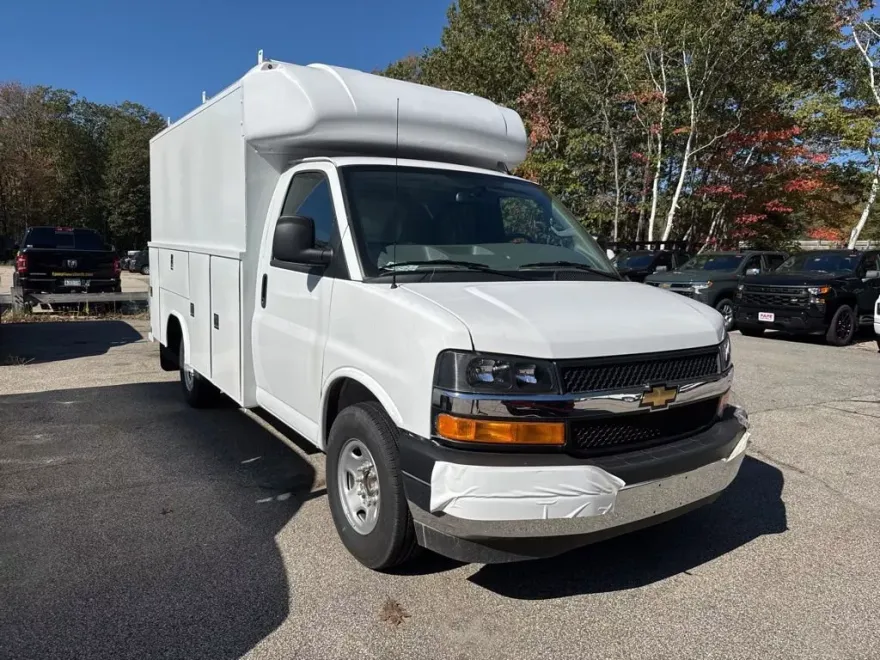 2025 Chevrolet Express Cutaway 3500 photo 1