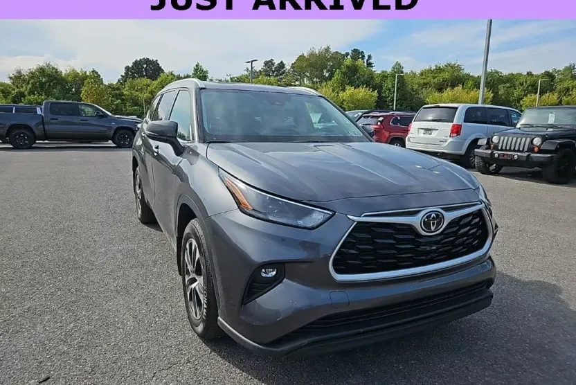 2023 Toyota Highlander XLE photo 1