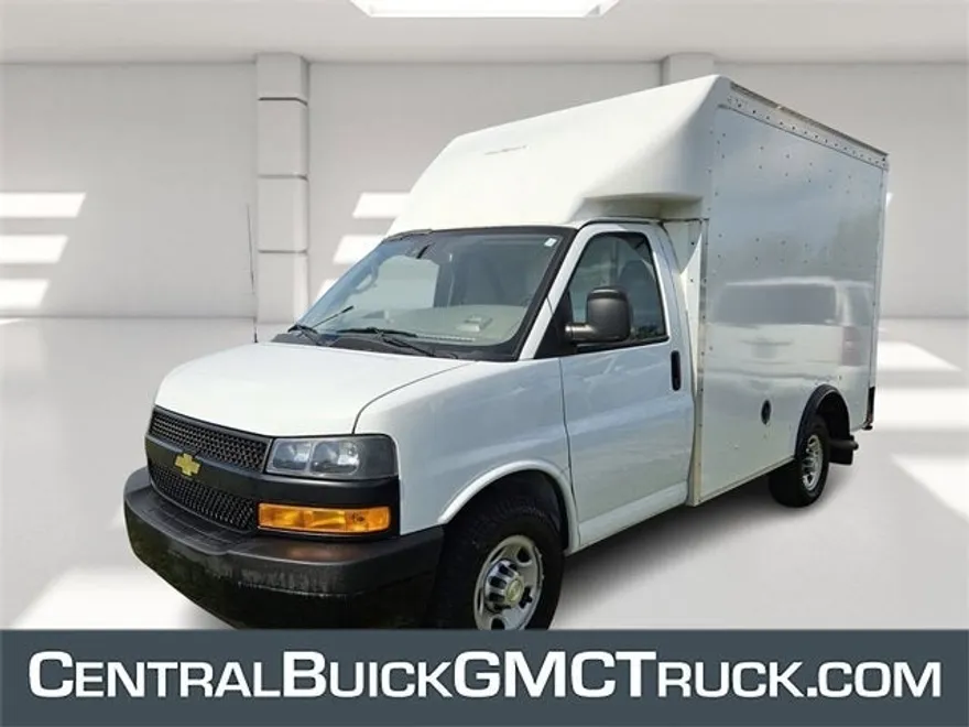 2021 Chevrolet Express Cutaway 3500 Base photo 1