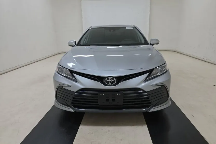 2022 Toyota Camry LE photo 1