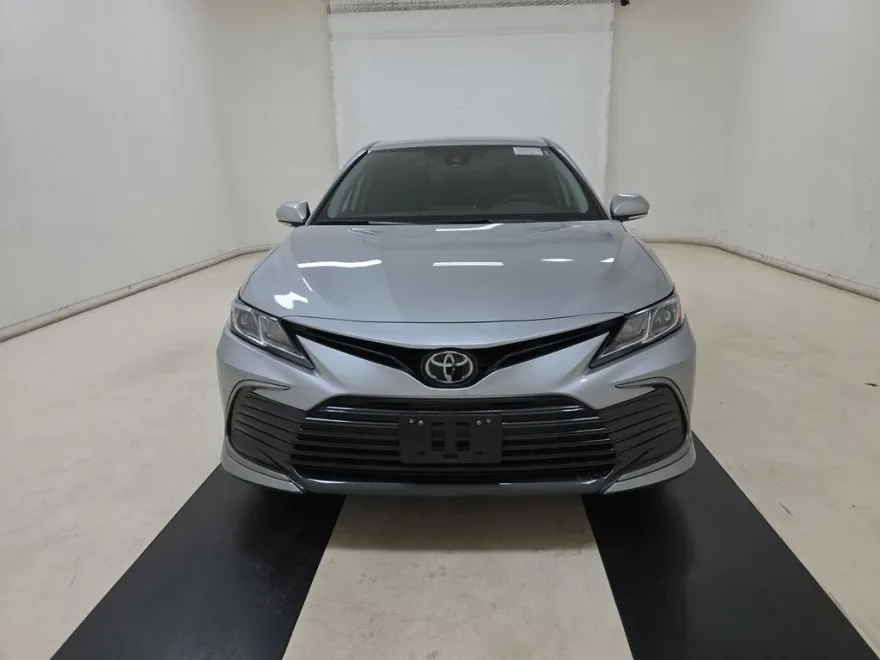 2022 Toyota Camry LE photo 1