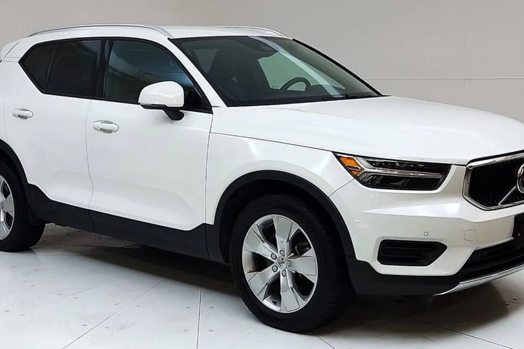 2020 Volvo XC40 Momentum photo 1