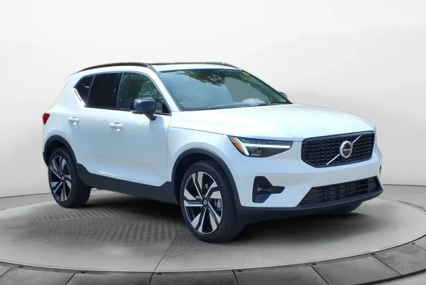 2025 Volvo XC40 Plus photo 1