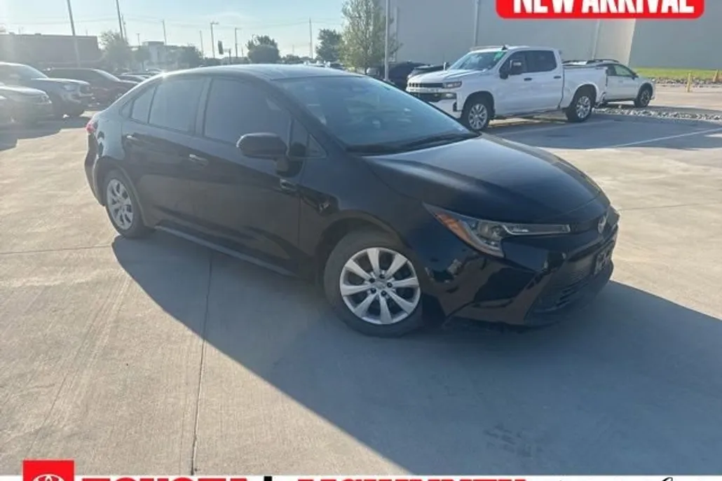 2023 Toyota Corolla LE photo 1