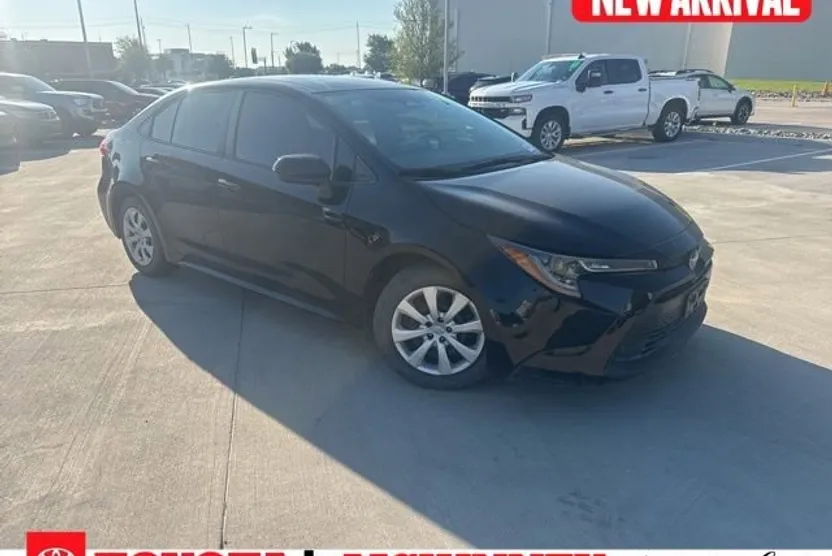 2023 Toyota Corolla LE photo 1
