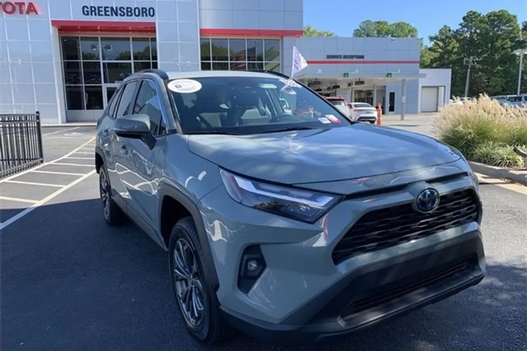 2022 Toyota RAV4 Hybrid XLE photo 1