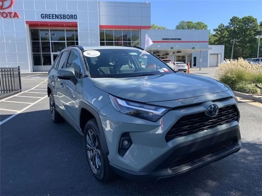 2022 Toyota RAV4 Hybrid XLE photo 1