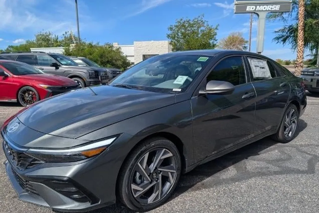 2025 Hyundai Elantra SEL Convenience photo 1