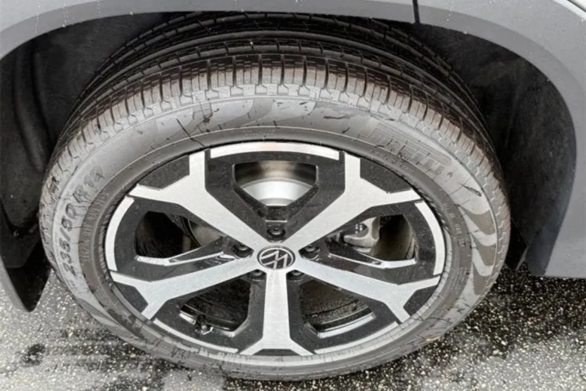 2025 Volkswagen Tiguan SE photo 1