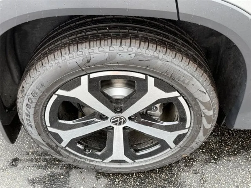 2025 Volkswagen Tiguan SE photo 1