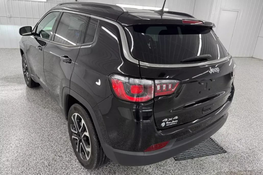 2022 Toyota RAV4 LE photo 1