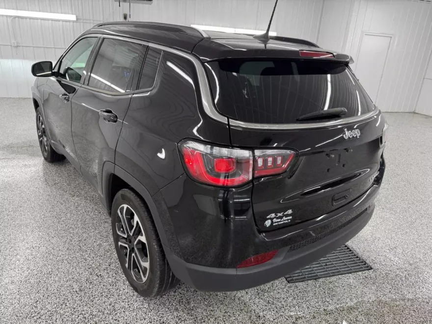 2022 Toyota RAV4 LE photo 1