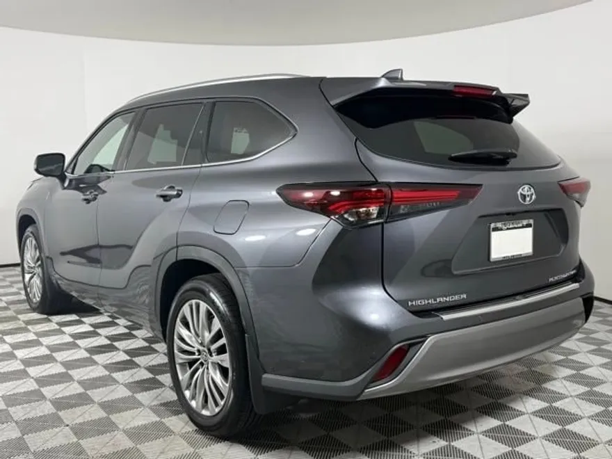 2025 Toyota Highlander Platinum photo 2