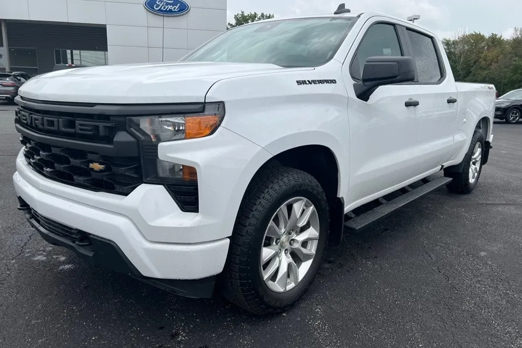 2023 Chevrolet Silverado 1500 Custom photo 1