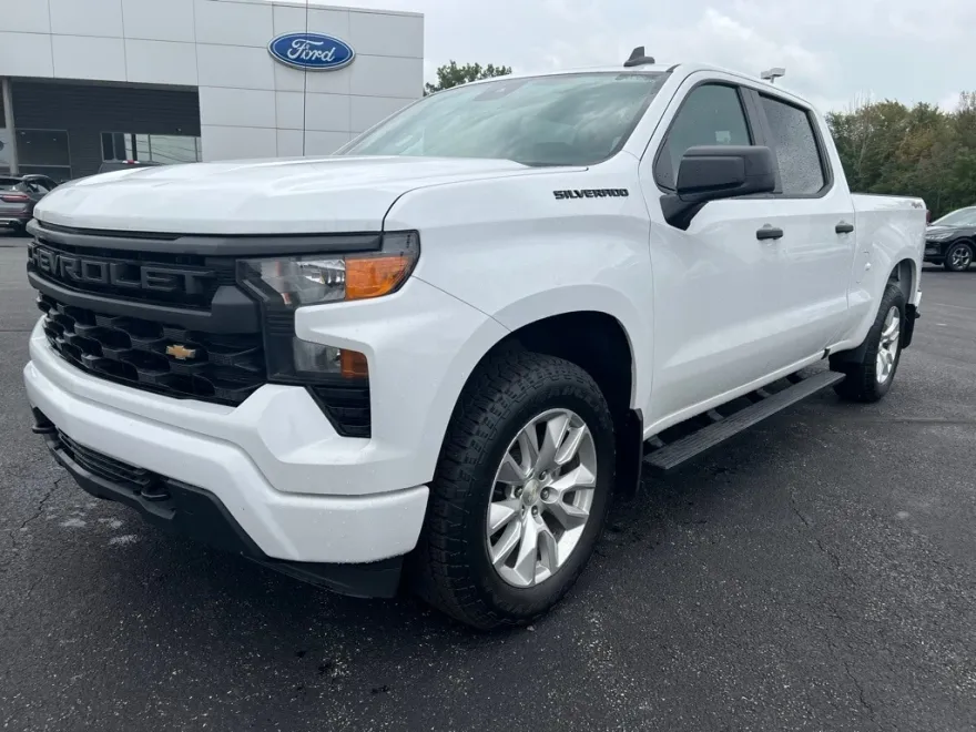 2023 Chevrolet Silverado 1500 Custom photo 1