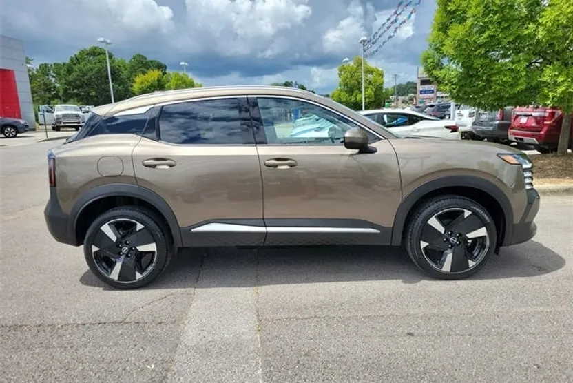 2025 Nissan Kicks SR photo 1