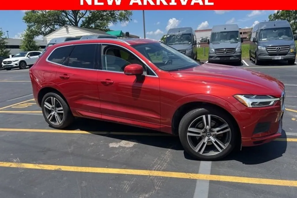 2019 Volvo XC60 Momentum photo 1