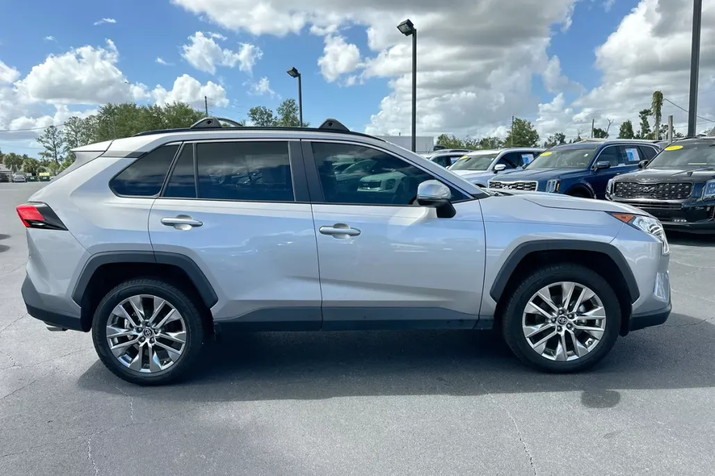 2020 Toyota RAV4 XLE Premium photo 1