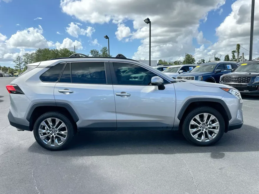 2020 Toyota RAV4 XLE Premium photo 1