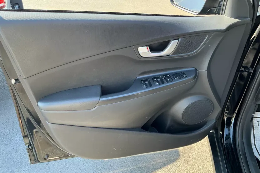 2023 Hyundai Kona SE photo 1