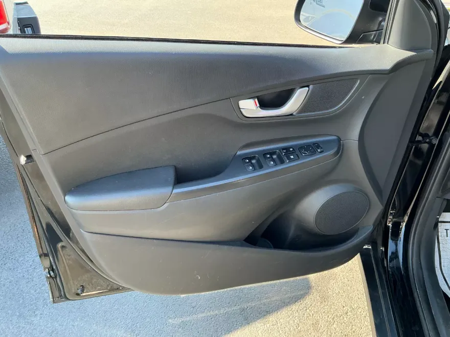 2023 Hyundai Kona SE photo 1