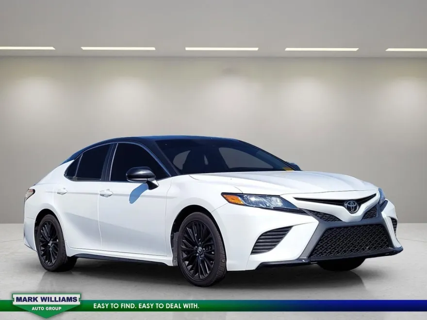 2019 Toyota Camry SE photo 1