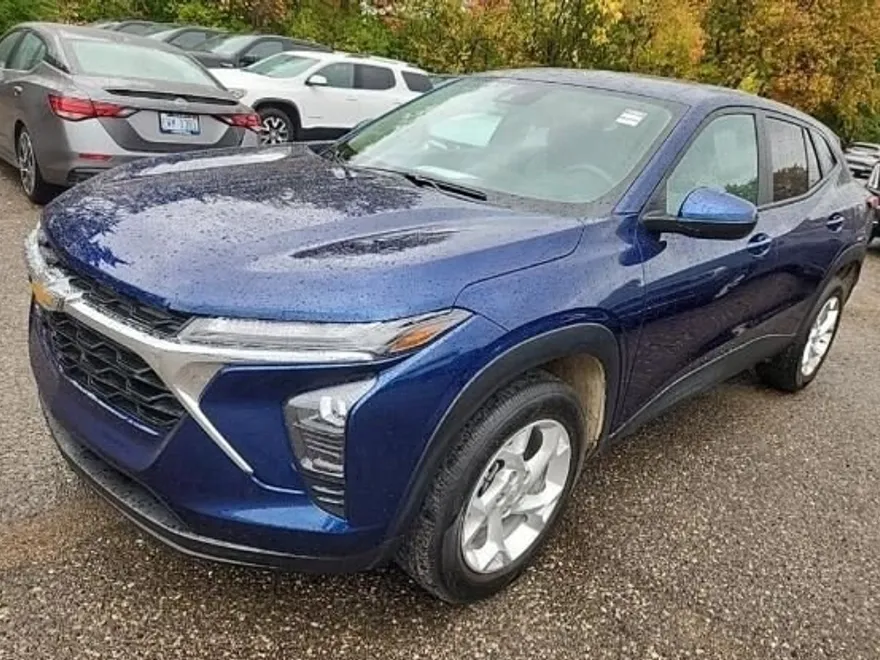 2024 Chevrolet Trax LS photo 1