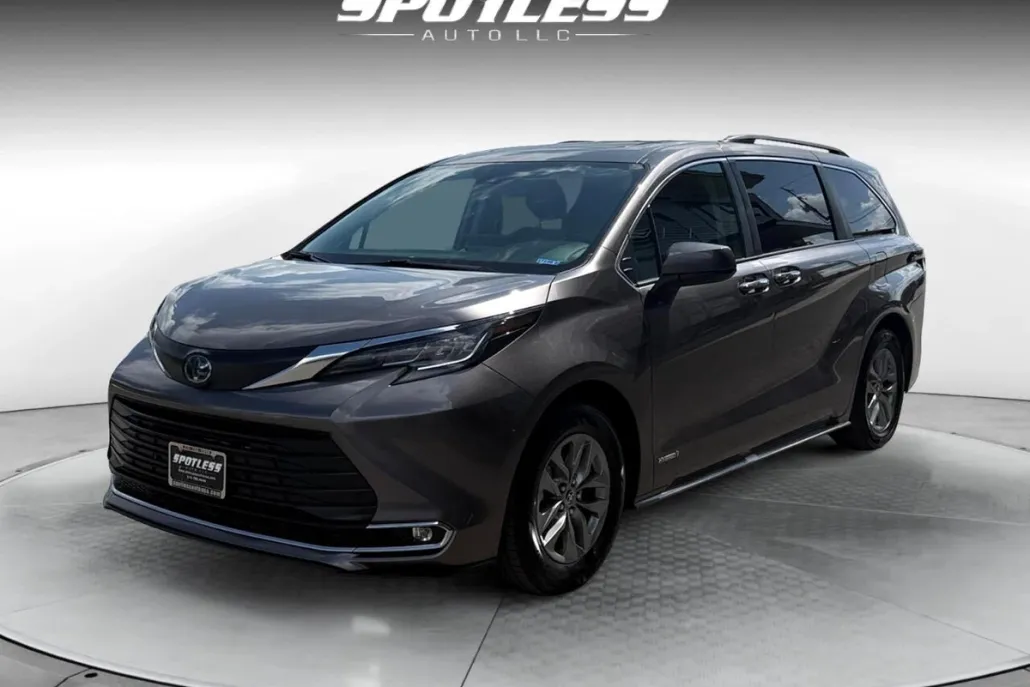 2021 Toyota Sienna XLE photo 1