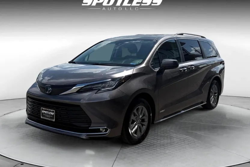 2021 Toyota Sienna XLE photo 1
