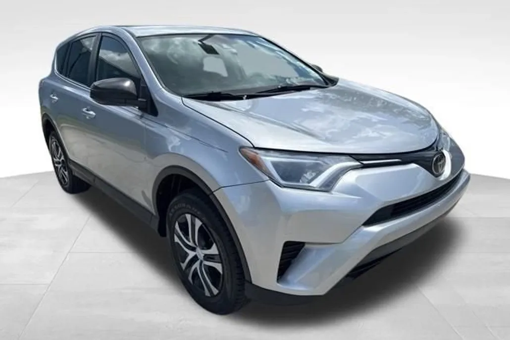 2018 Toyota RAV4 LE photo 1