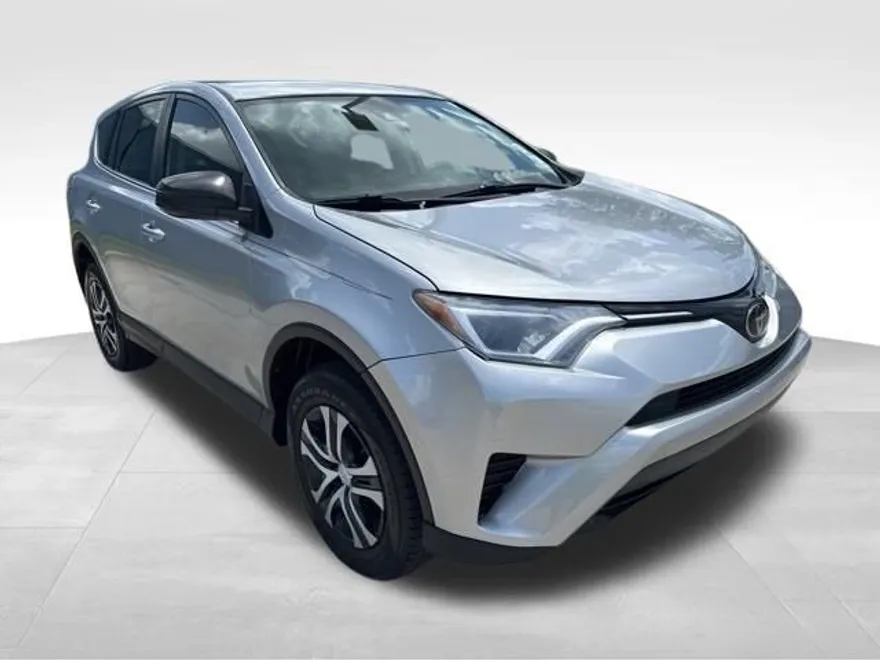 2018 Toyota RAV4 LE photo 1