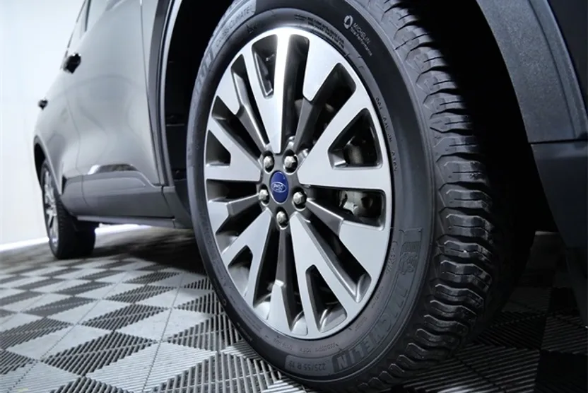 2020 Ford Escape Titanium photo 1