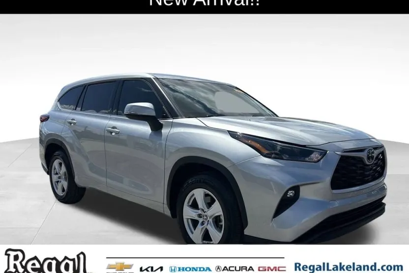 2022 Toyota Highlander LE photo 1
