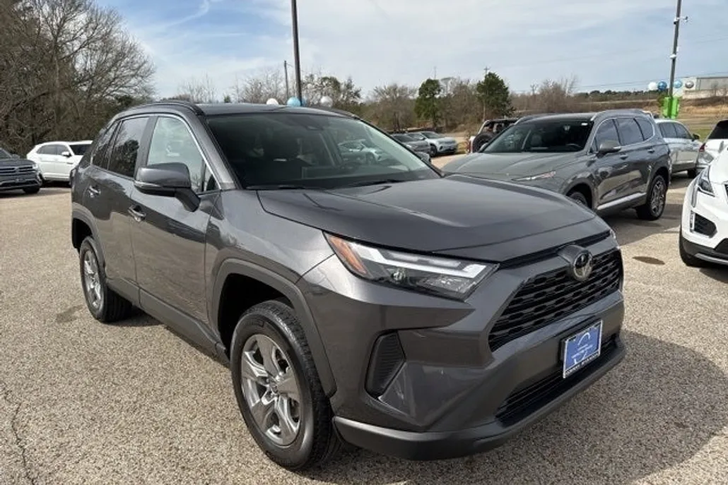 2024 Toyota RAV4 XLE photo 1