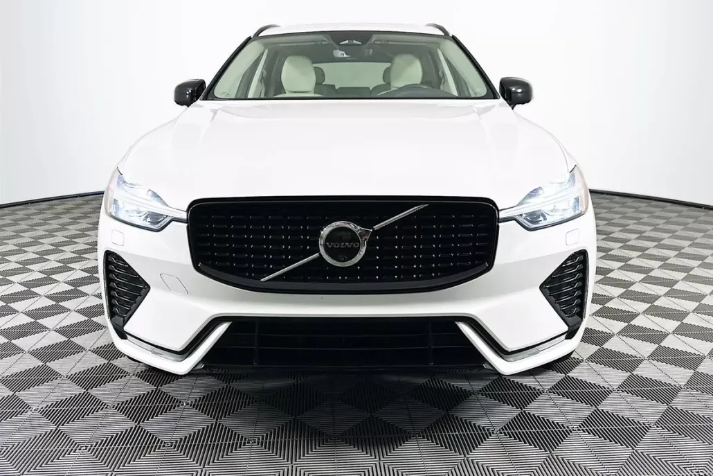 2024 Volvo XC60 B5 Plus photo 1