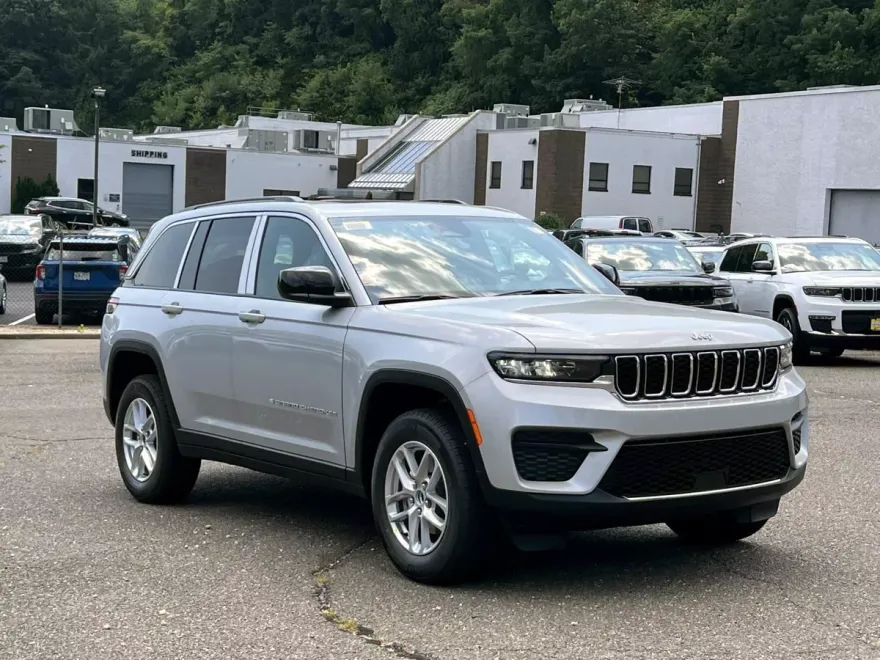 2025 Jeep Grand Cherokee Laredo photo 1