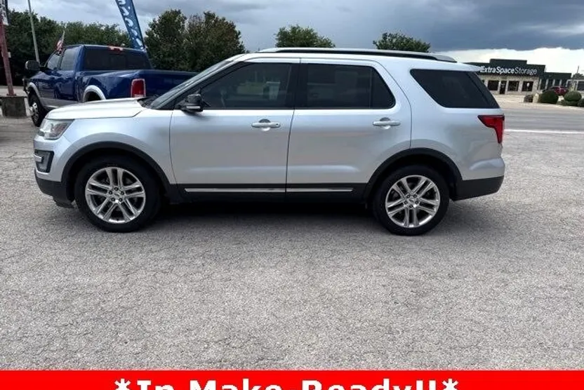 2016 Ford Explorer XLT photo 1