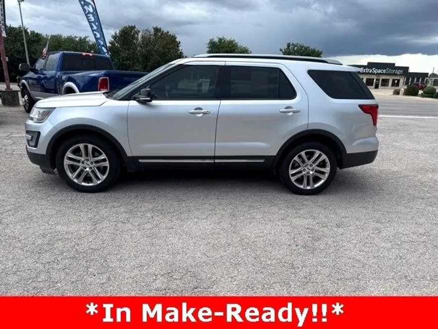 2016 Ford Explorer XLT photo 1