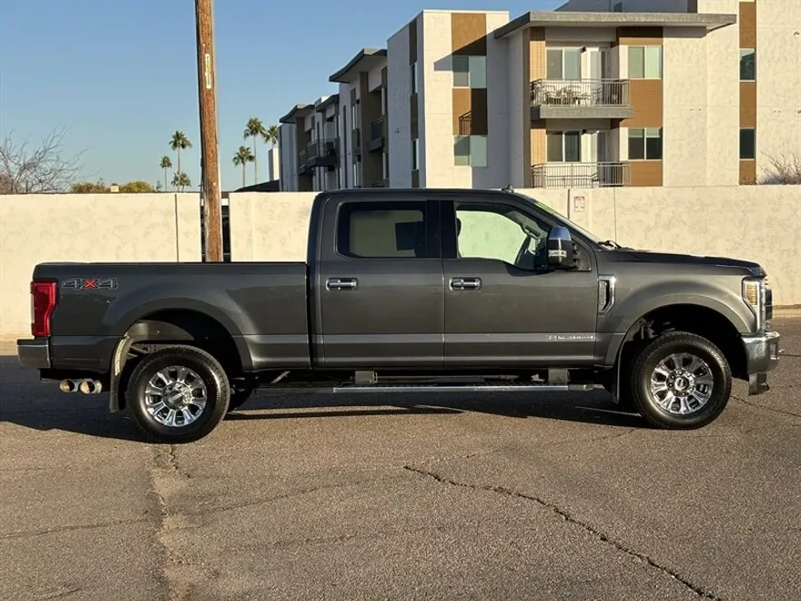2019 Ford F-350 Lariat photo 1