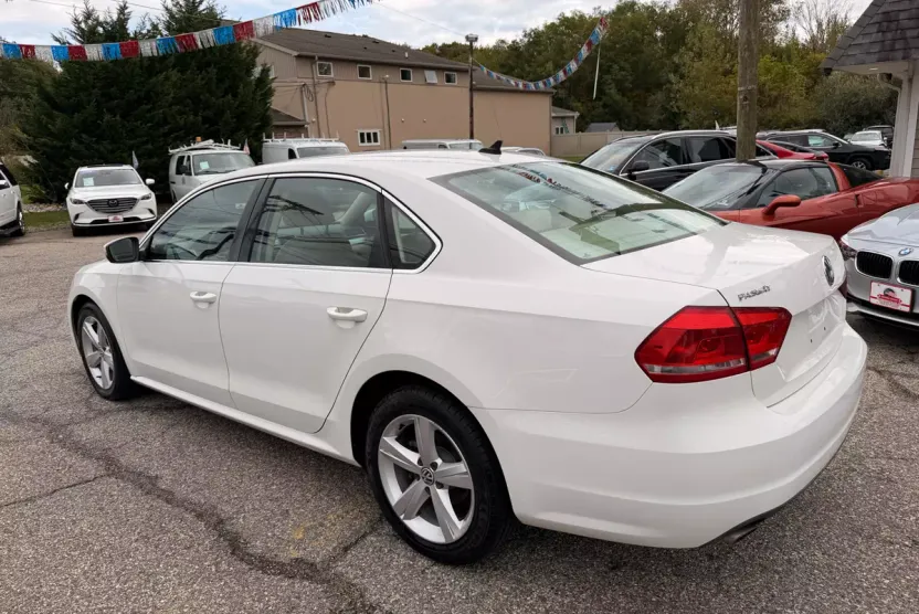 2013 Volkswagen Passat SE photo 1