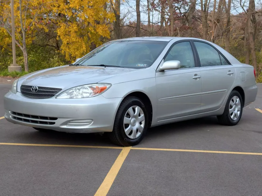 2004 Toyota Camry LE photo 1