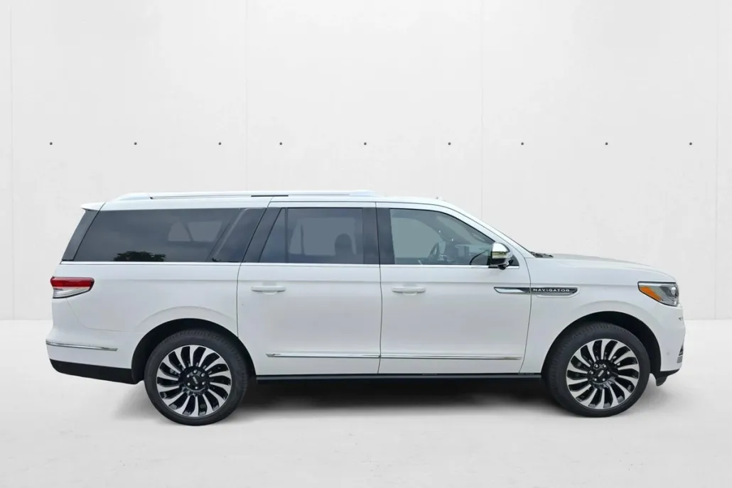 2024 Lincoln Navigator Black Label photo 1