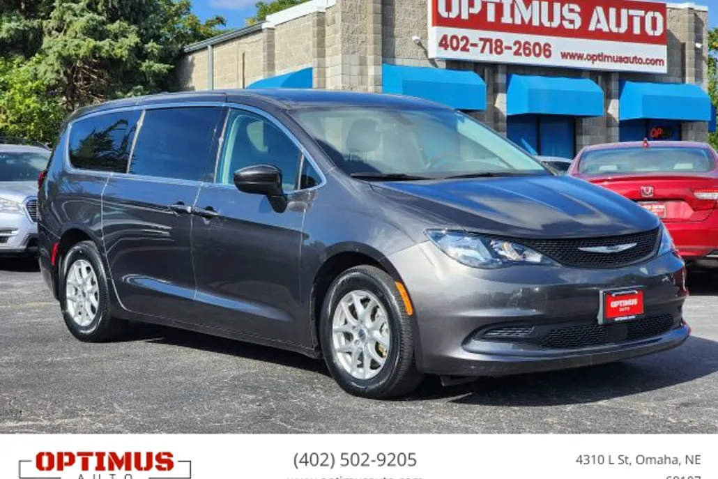 2022 Chrysler Voyager LX photo 1