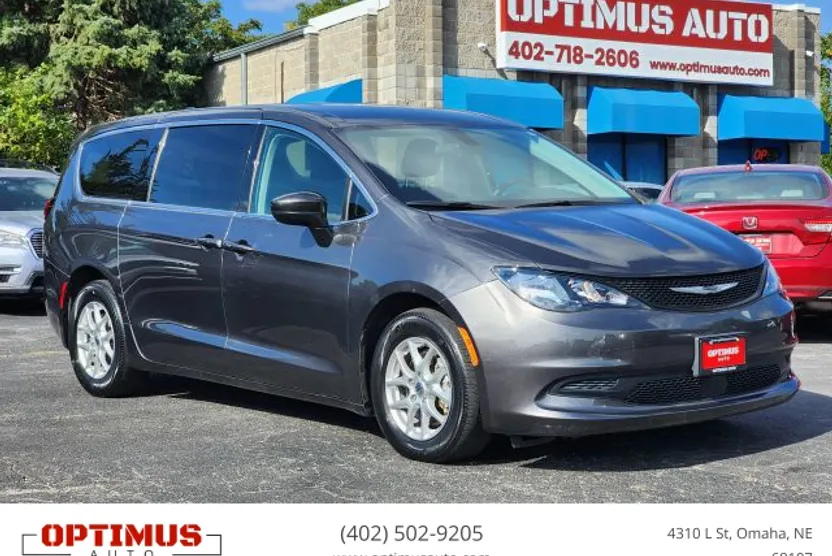 2022 Chrysler Voyager LX photo 1