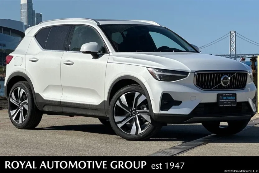 2025 Volvo XC40 photo 1